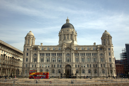 Historic building in Liverpool with sightseing bus