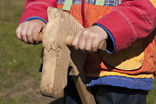 Reiten auf dem Holzpferd