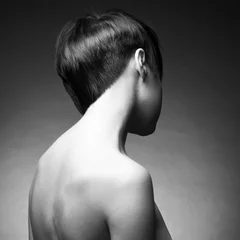 Poster Im Rahmen Spin eines Mädchens mit einem eleganten kurzen Haar © Egor Mayer