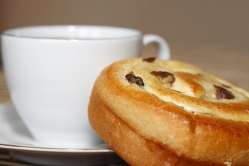 café et pain aux raisins