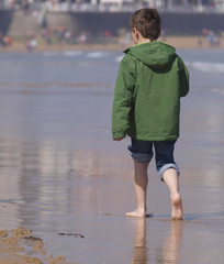 Ni&ntilde;o paseando p&ograve;r la  orilla