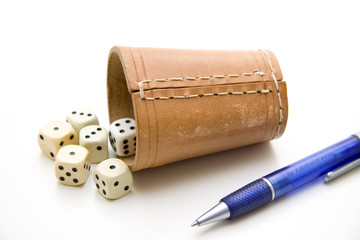Würfelbecher mit Kugelschreiber