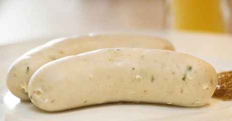 Weisswurst mit Senf und Weißbier
