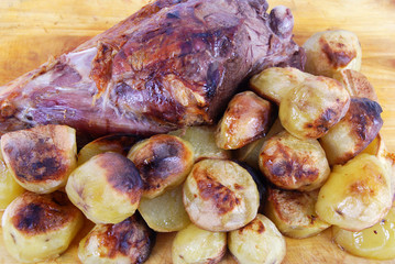 Gigot d'agneau et pommes de terre au four
