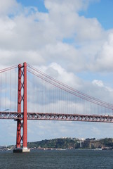 Fototapeta na wymiar 25 kwietnia most w Lizbonie, Portugalia