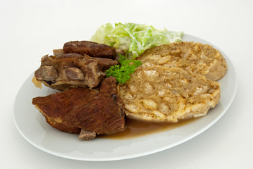 Rippchen mit Serviettenkloß und Salat