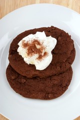 selbst gebackener Schokoladenkeks mit Sahne