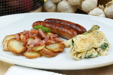 knusprige Bratkartoffeln und gebratene Würstchen