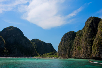 Fototapeta premium Green cliffs in the sea