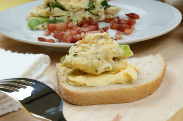 Rührei mit gebratenem Speck