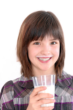 M&auml;dchen trinkt Milch