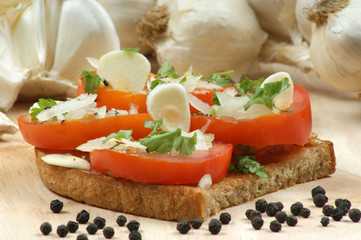Tomatenbrot mit Zwiebel und Knoblauch