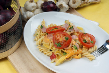 Nudeln mit gekochtem Schinken und Tomate