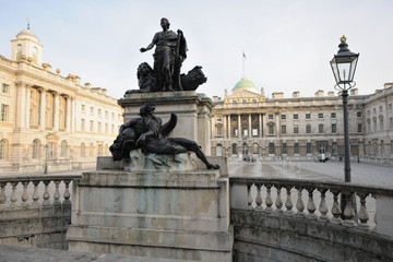 Fototapeta na wymiar Pomnik Jerzego III i Neptun Somerset House dziedzińcu Londynie