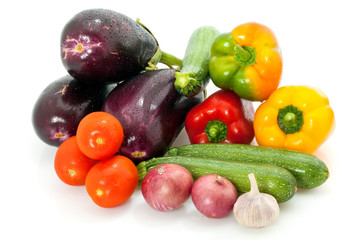 Variété de légumes frais sur fond blanc