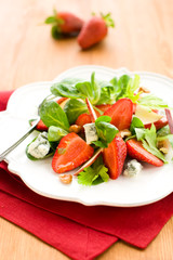 Salad with strawberries and gorgonzola