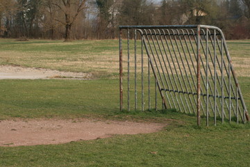 Verrostetes Fußballtor auf Bolzplatz © lagom