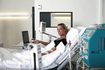 Patientin im Krankenbett