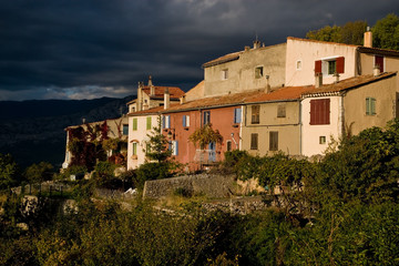 Fototapeta na wymiar Small town in Provence (France)