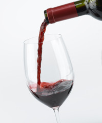 Rotwein wird eingeschenkt