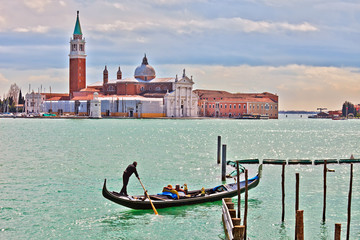Gondolier in front of San Giorgio Maggiore, Venice - obrazy, fototapety, plakaty