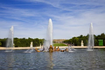 Papier Peint photo Fontaine Apollo's fountain spraying water in Versailles Chateau