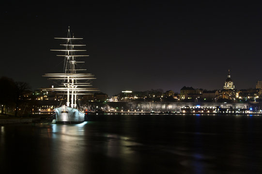 Navire chapman et vue de Stockholm de nuit