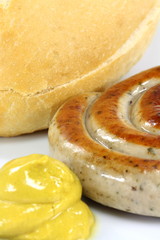Bratwurstschnecke mit Senf und Brötchen