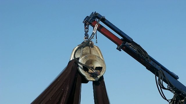 GRUA SUBIENDO LAS REDES DE PESCA AL BARCO