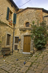 Fototapeta na wymiar wąska uliczka w Volterra, Toskania, Włochy