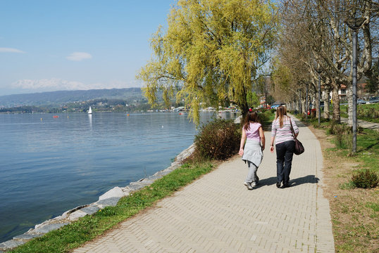 A passeggio in riva al lago
