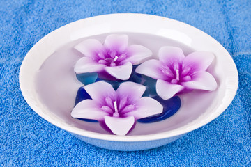 Obraz na płótnie Canvas flower candles in bowl of water