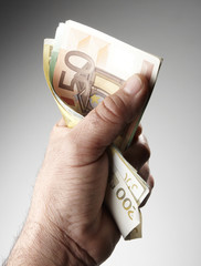 mano con banconote