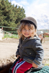 Fototapeta premium Petit enfant qui monte à poney