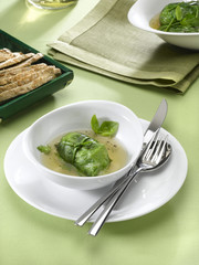 raviolis de laitue dans une soupe de poulet et chapelure