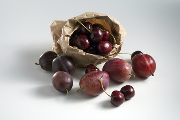 Assortment of stone fruits (Stilobst, Kirschen, Pflaumen)