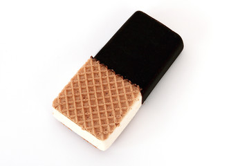 Speiseeis mit Waffel und Schokoladenüberzug