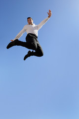 Fototapeta na wymiar Homme d'affaires sautant dans les airs