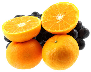 raisin noir, clémentines, fond blanc