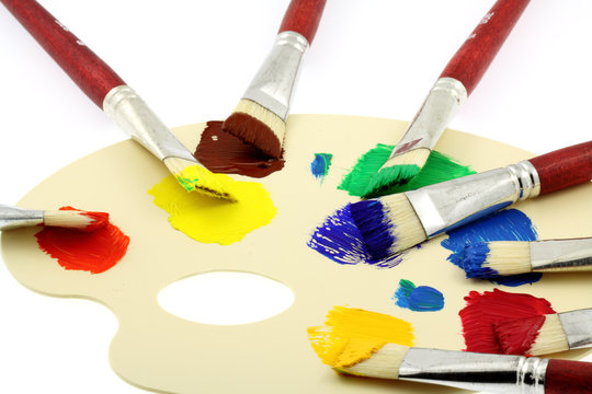 brosses sur palette, fond blanc