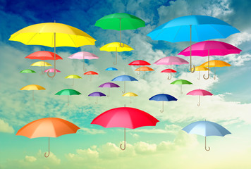 Obraz na płótnie Canvas ombrelli nel cielo
