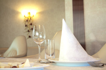 BANQUET TABLE