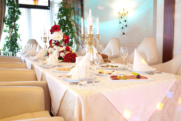 BANQUET TABLE