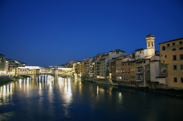 Fototapeta na wymiar Florencia, Ponte Vecchio do Anochecer