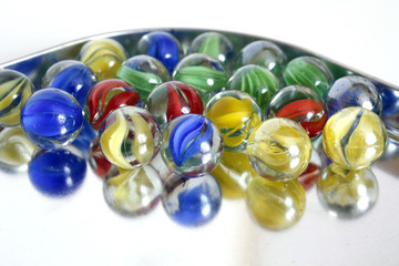 Fototapeta premium billes sur un plateau