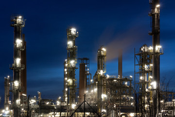 Raffinerie bei Heide in Schleswig-Holstein bei Nacht