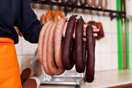 verk&auml;uferin mit wurst im ring