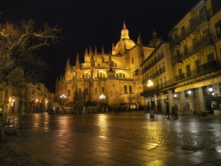 Fototapeta na wymiar Katedra w Segowii i Plaza Mayor po deszczu
