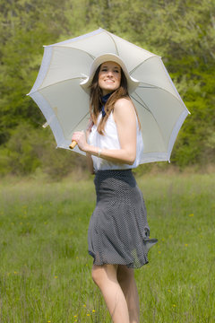 jeune fille romantique avec une ombrelle Stock Photo | Adobe Stock