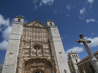 Obraz premium Iglesia de San Pablo y cruz en Valladolid